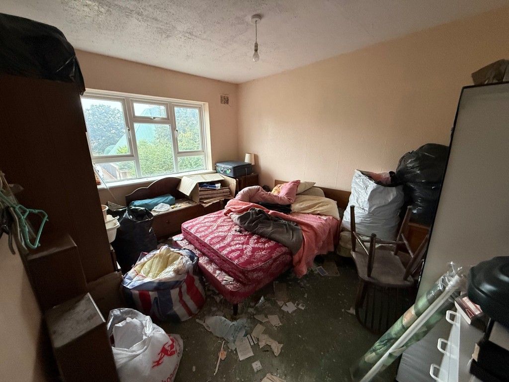 Lot: 105 - TWO-BEDROOM 2ND FLOOR FLAT FOR REFURBISHMENT - Painted 2nd bedroom with window